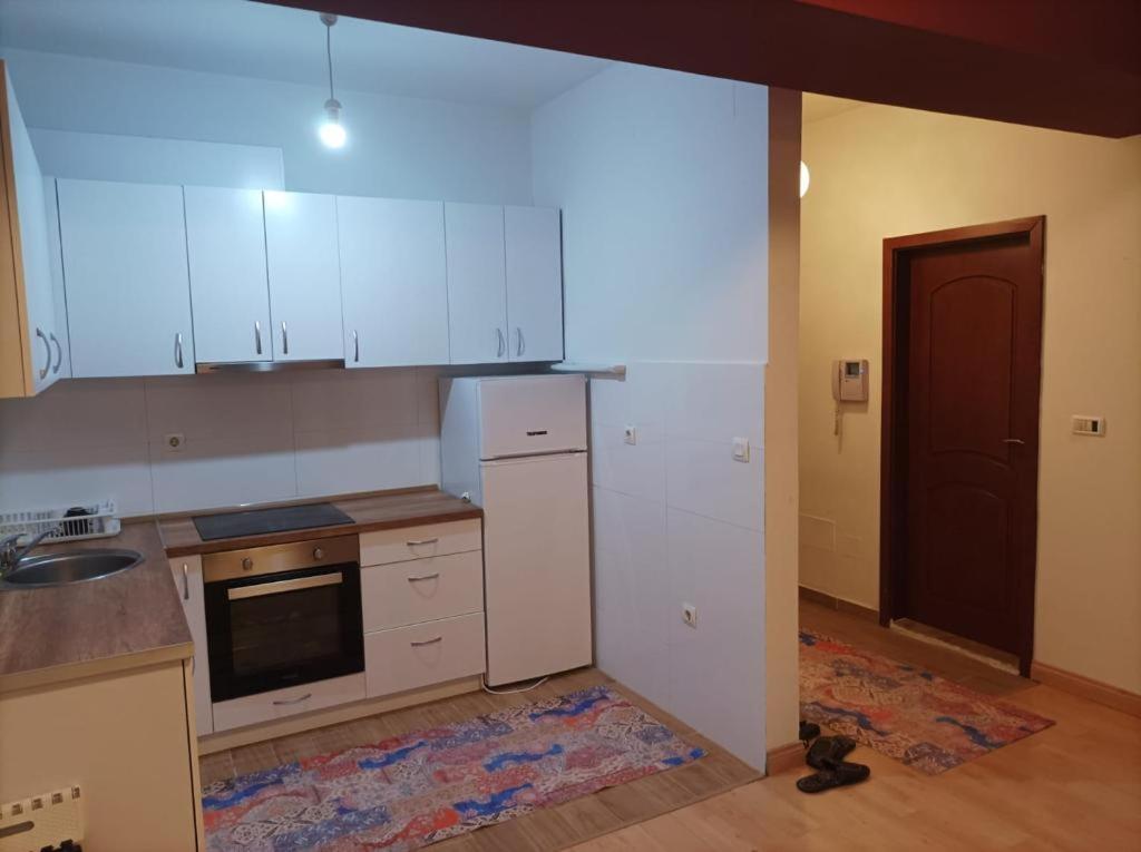 Two Rooms And Kitchen, Bathroom With Balcony Apartment Skopje Exterior photo